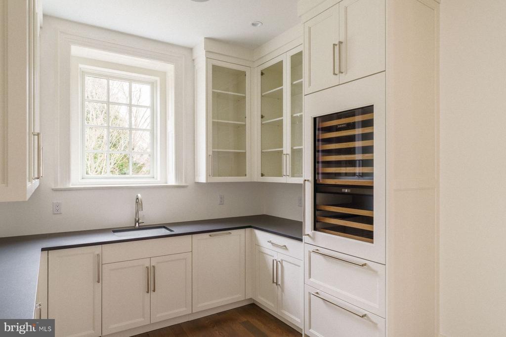 422 W CHESTNUT HILL AVENUE
