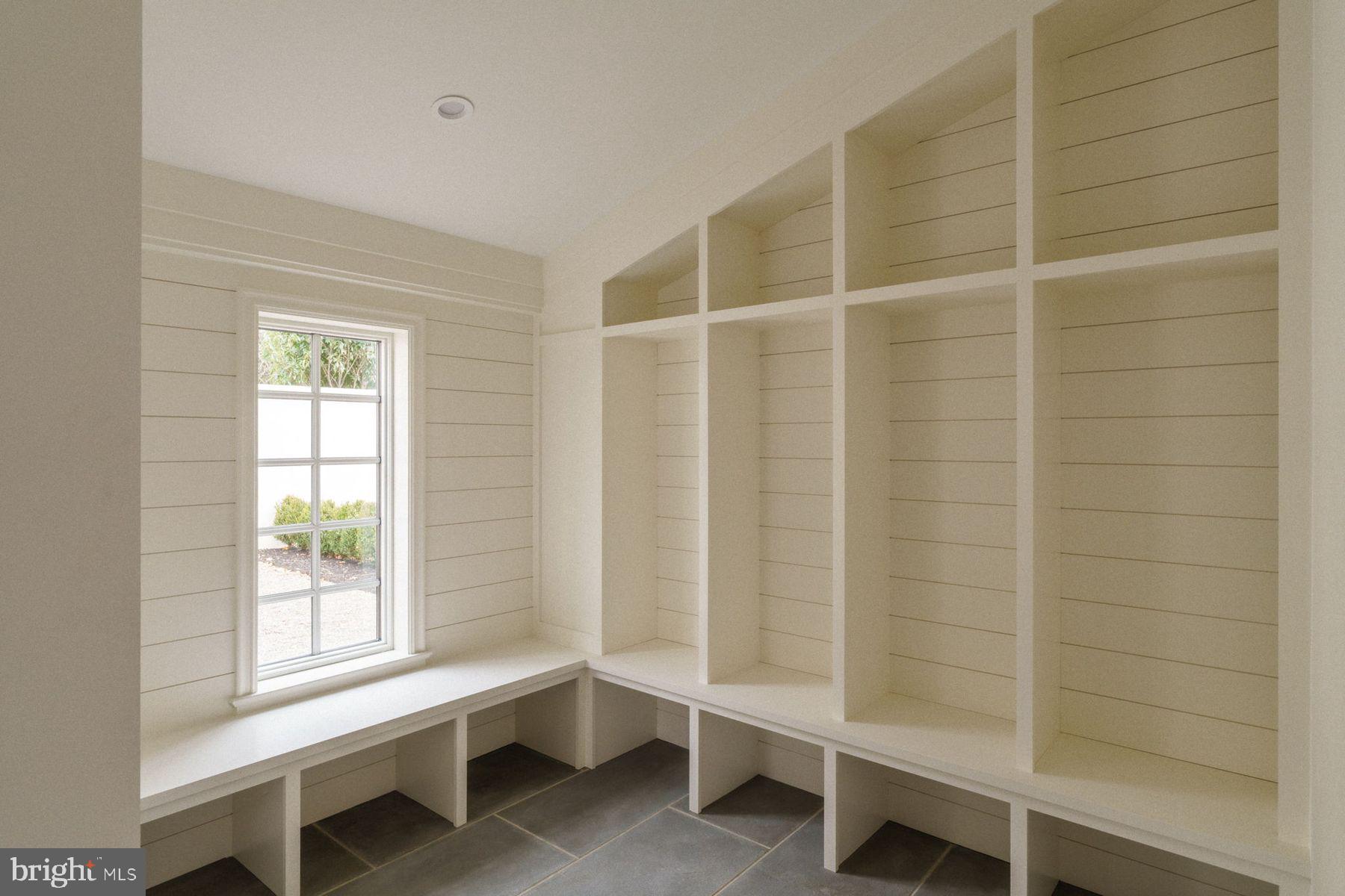 422 W CHESTNUT HILL AVENUE