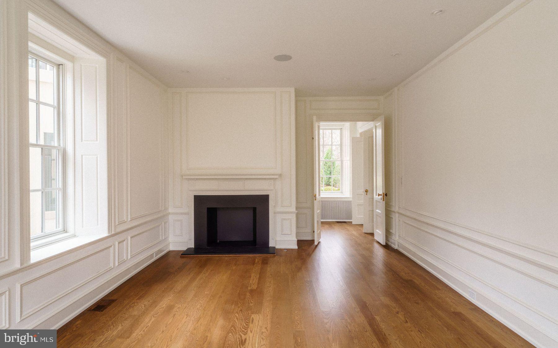 422 W CHESTNUT HILL AVENUE