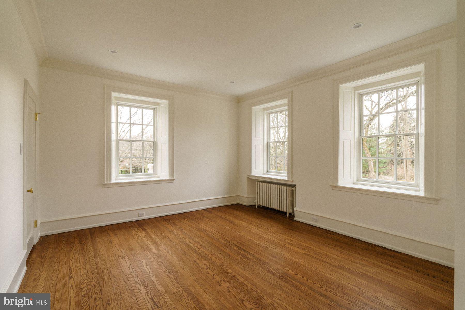 422 W CHESTNUT HILL AVENUE