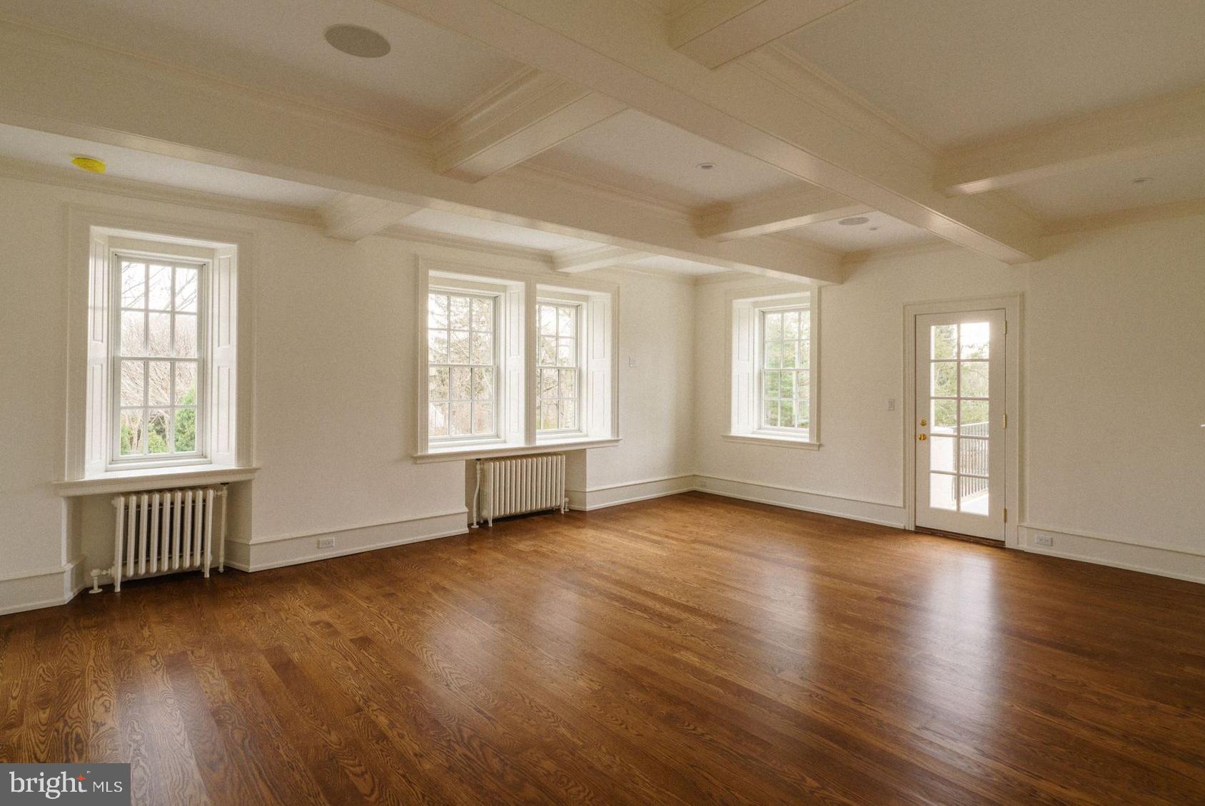 422 W CHESTNUT HILL AVENUE