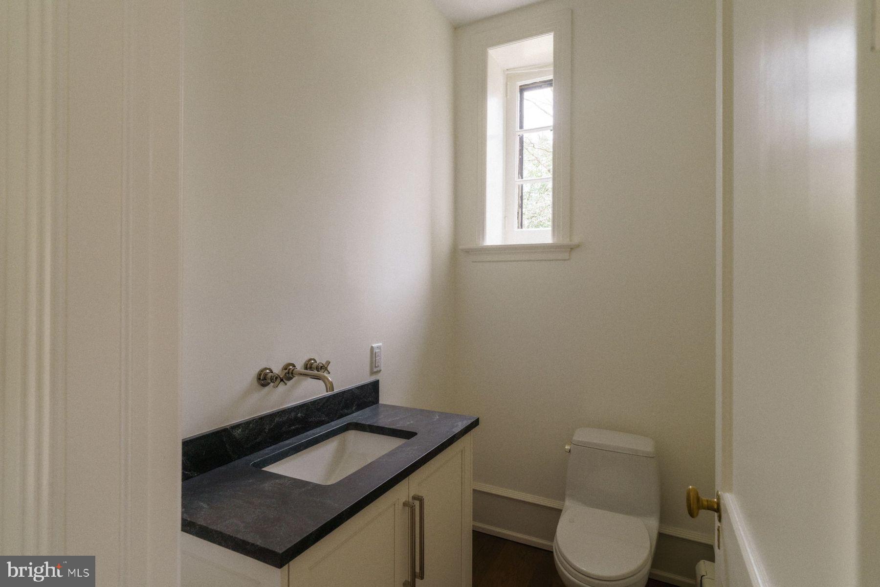 422 W CHESTNUT HILL AVENUE