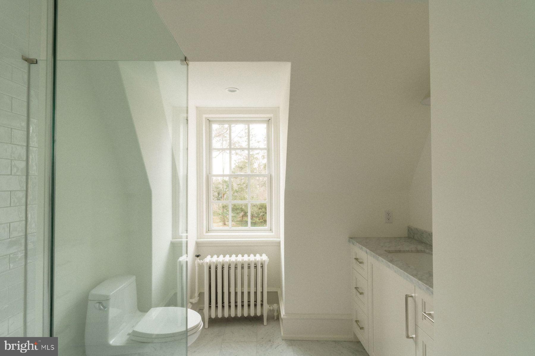 422 W CHESTNUT HILL AVENUE