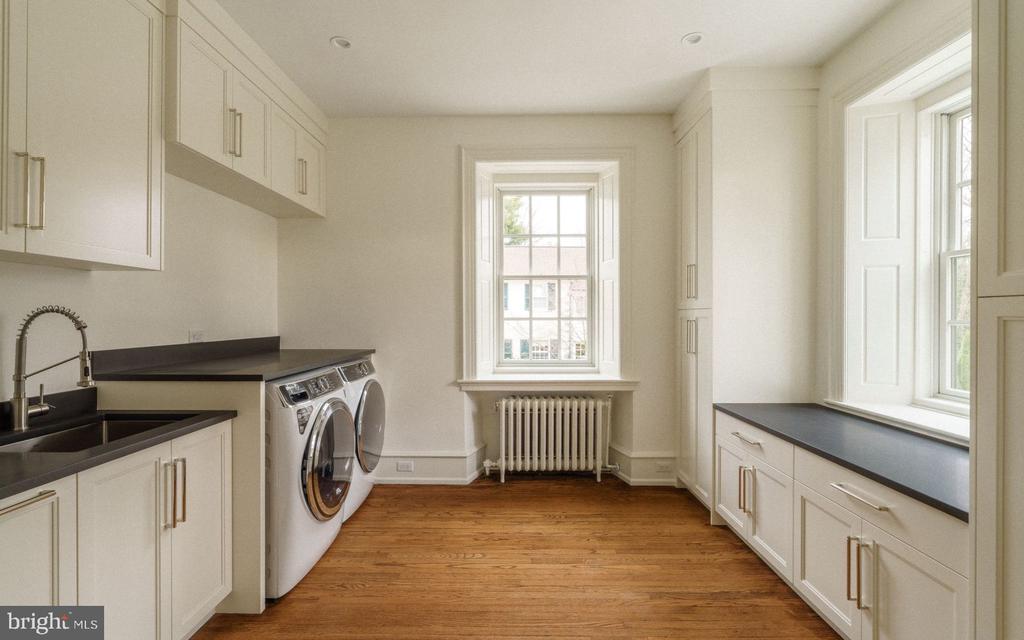 422 W CHESTNUT HILL AVENUE