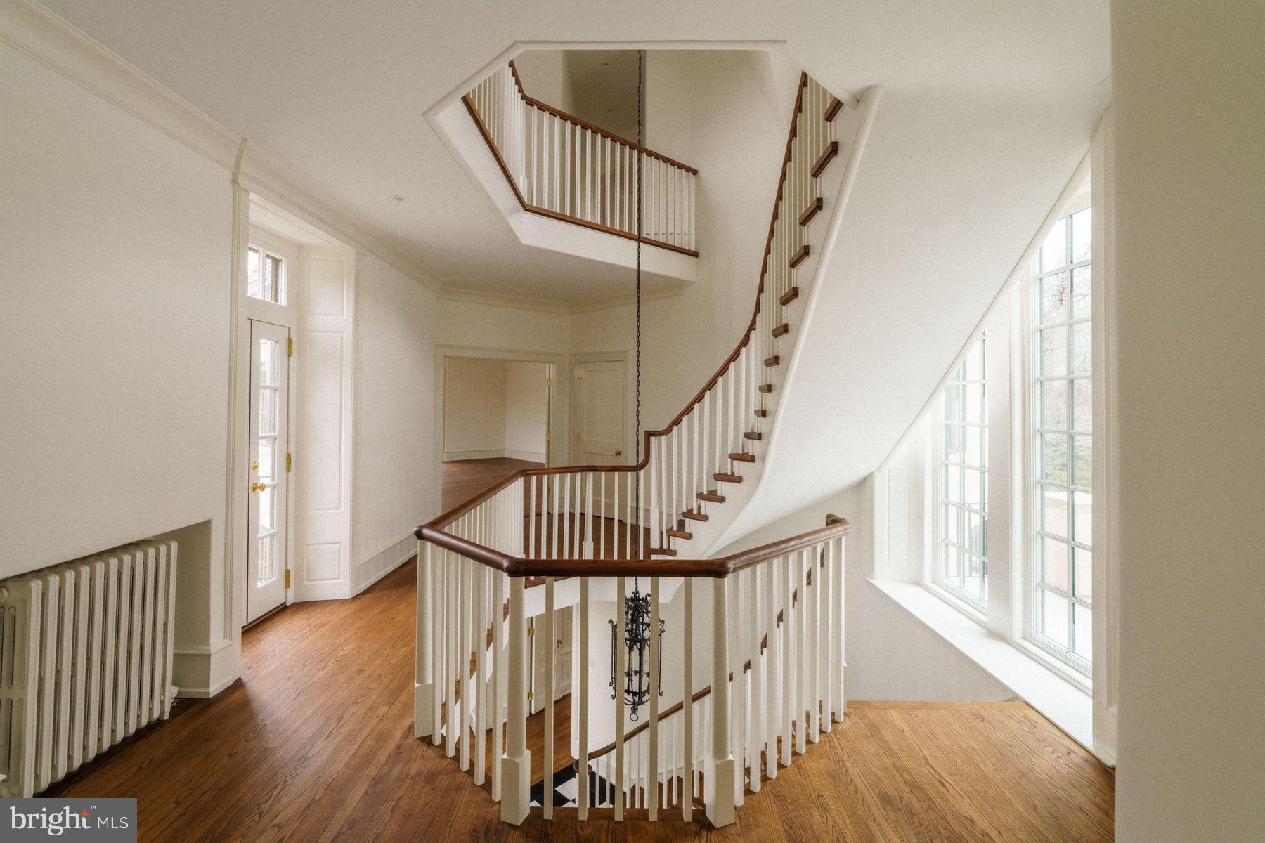 422 W CHESTNUT HILL AVENUE