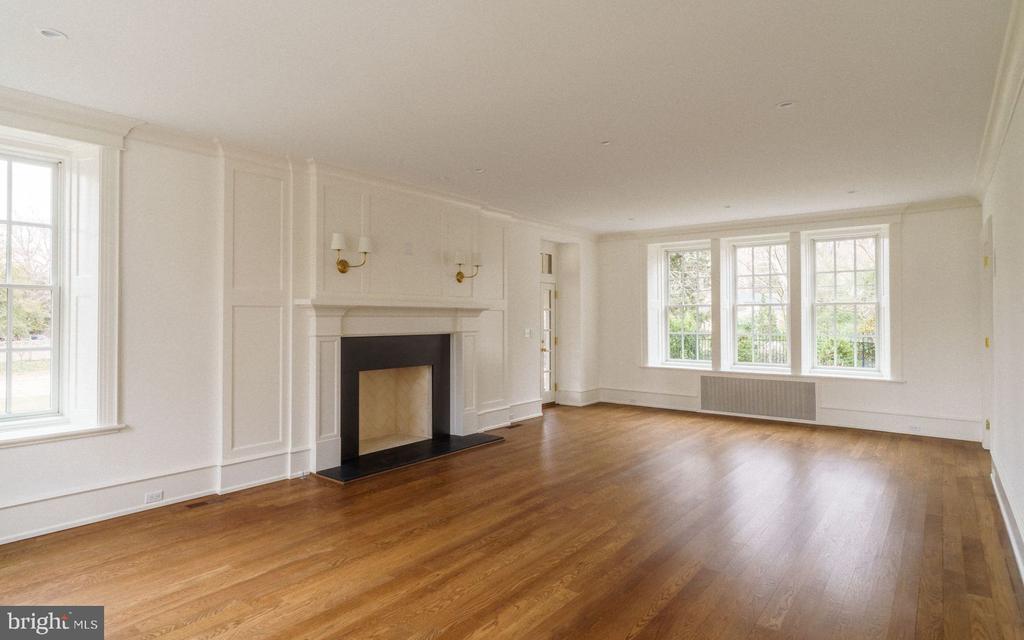 422 W CHESTNUT HILL AVENUE