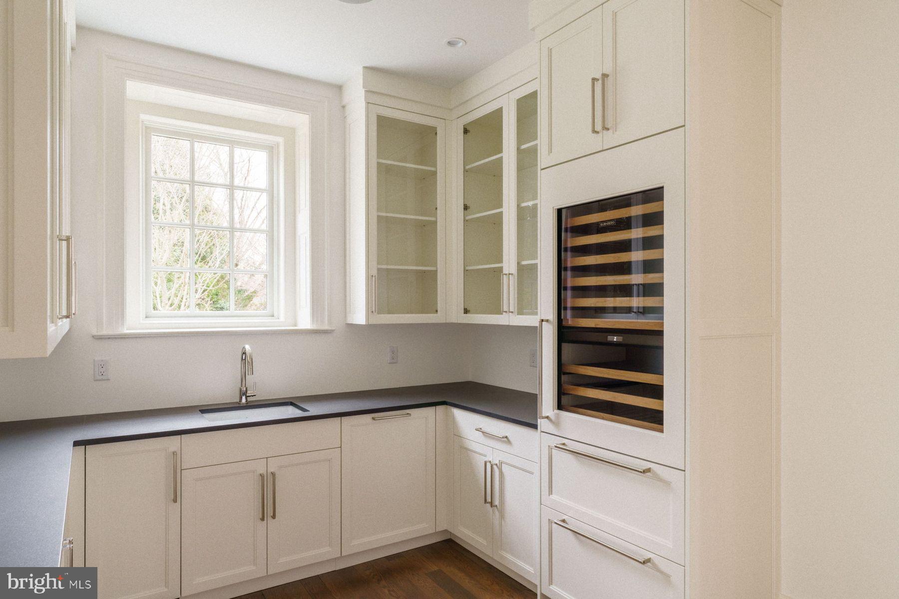 422 W CHESTNUT HILL AVENUE