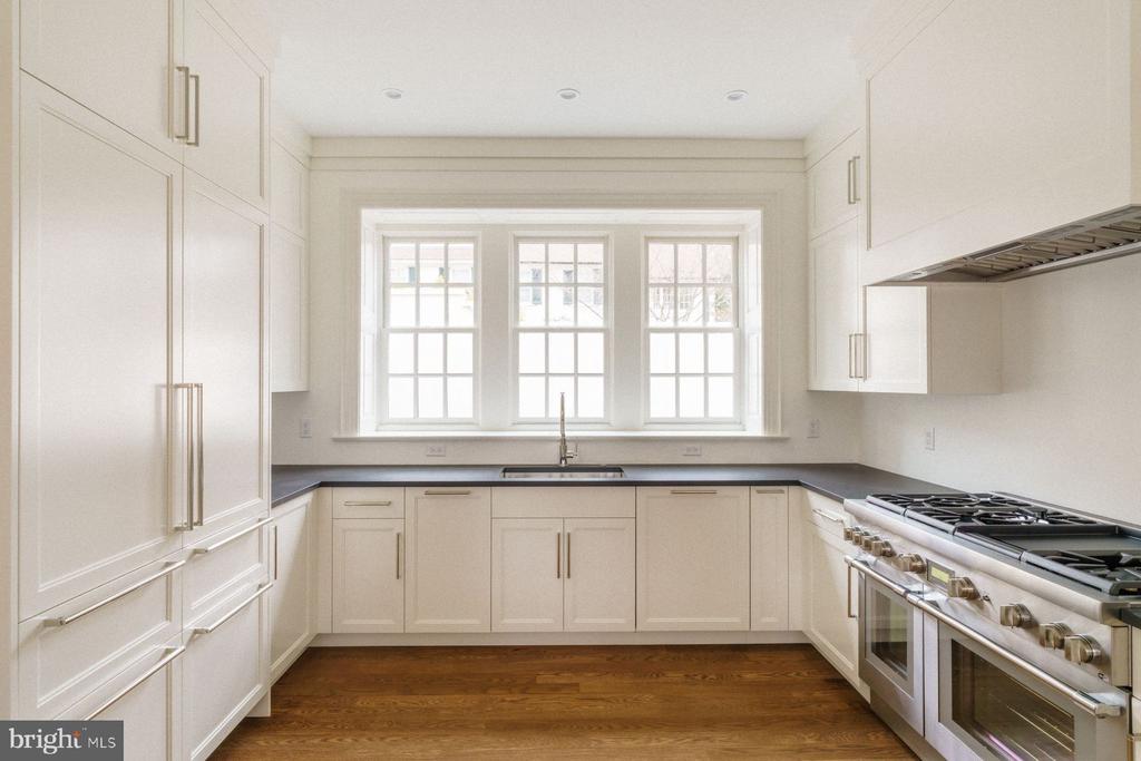 422 W CHESTNUT HILL AVENUE