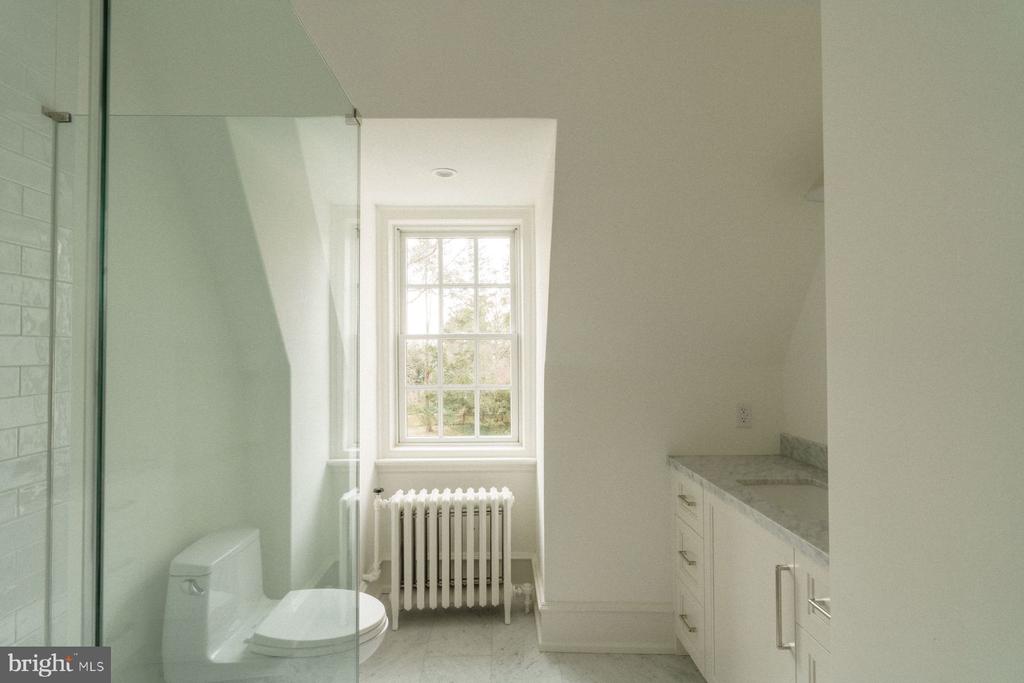 422 W CHESTNUT HILL AVENUE