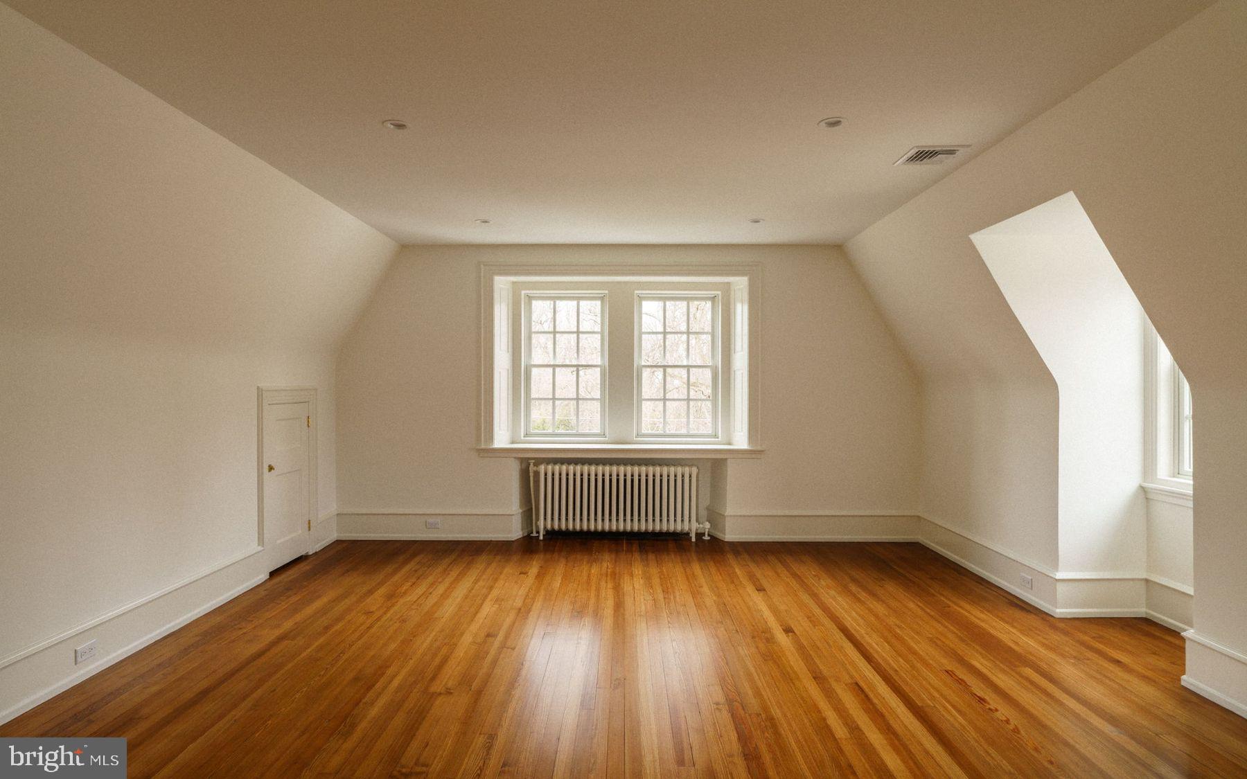 422 W CHESTNUT HILL AVENUE