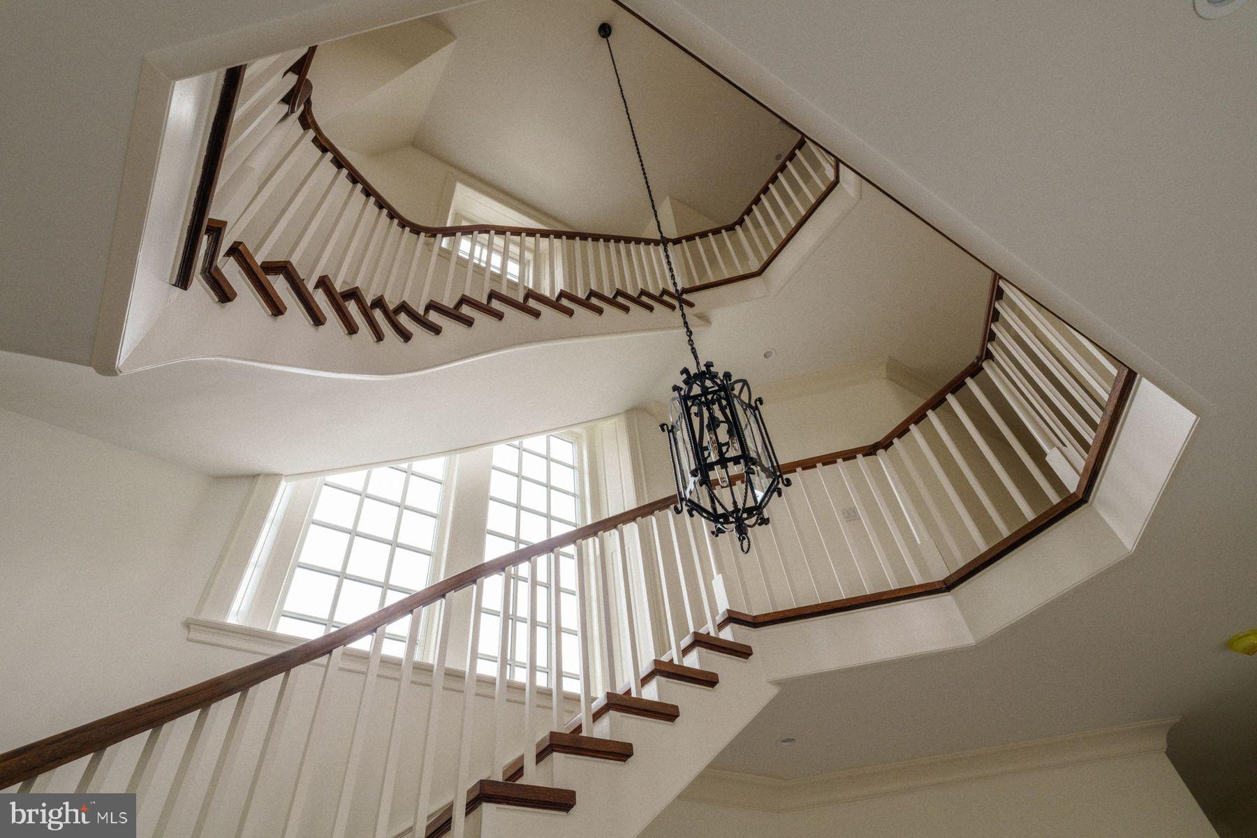 422 W CHESTNUT HILL AVENUE