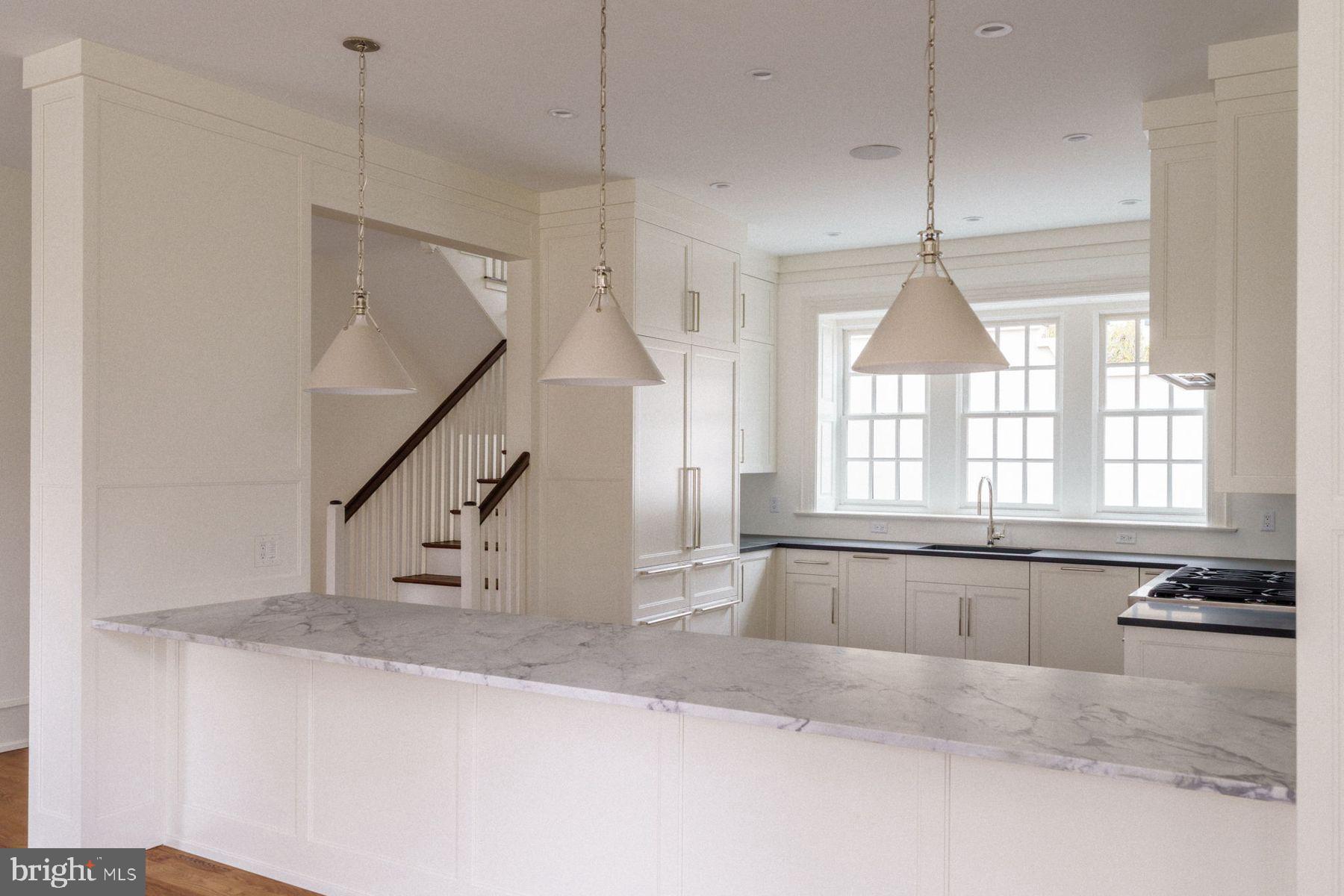 422 W CHESTNUT HILL AVENUE