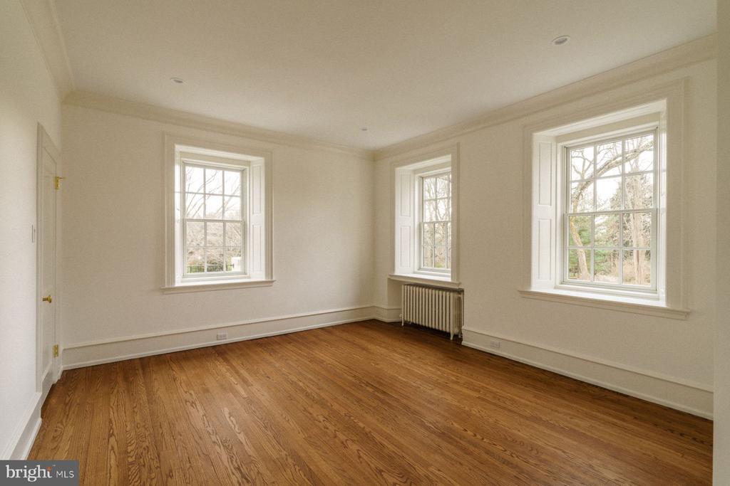 422 W CHESTNUT HILL AVENUE