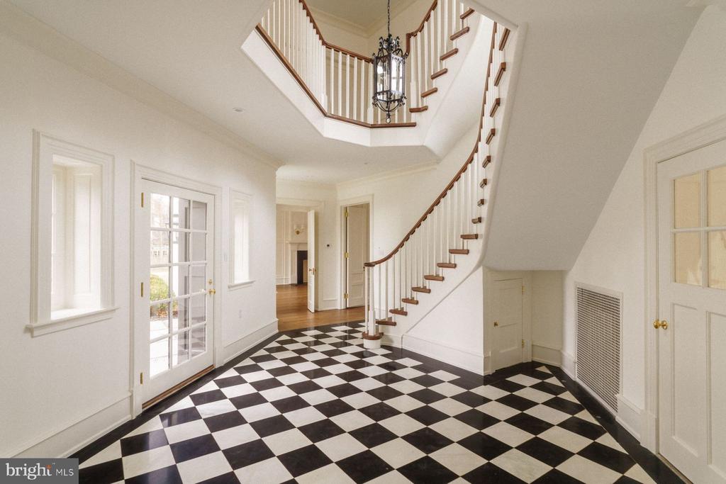 422 W CHESTNUT HILL AVENUE