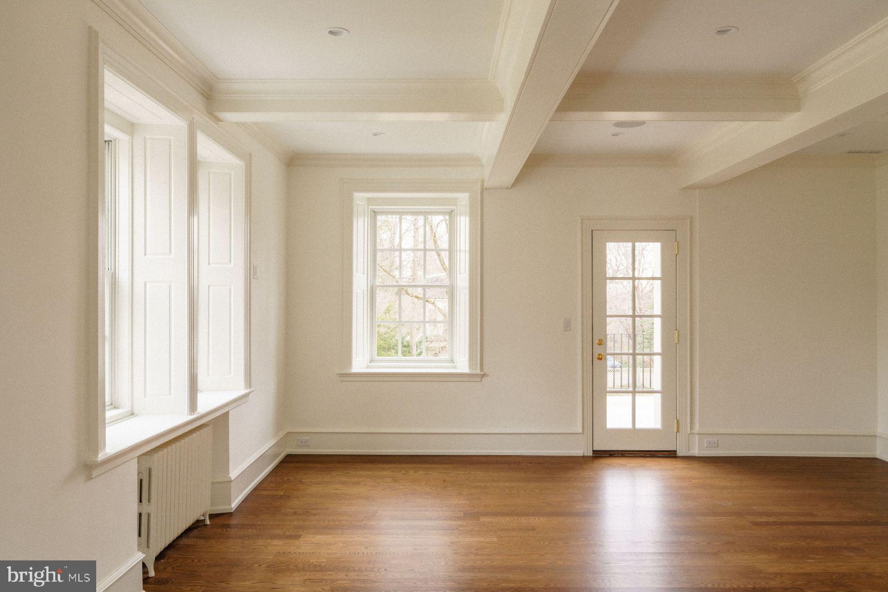 422 W CHESTNUT HILL AVENUE