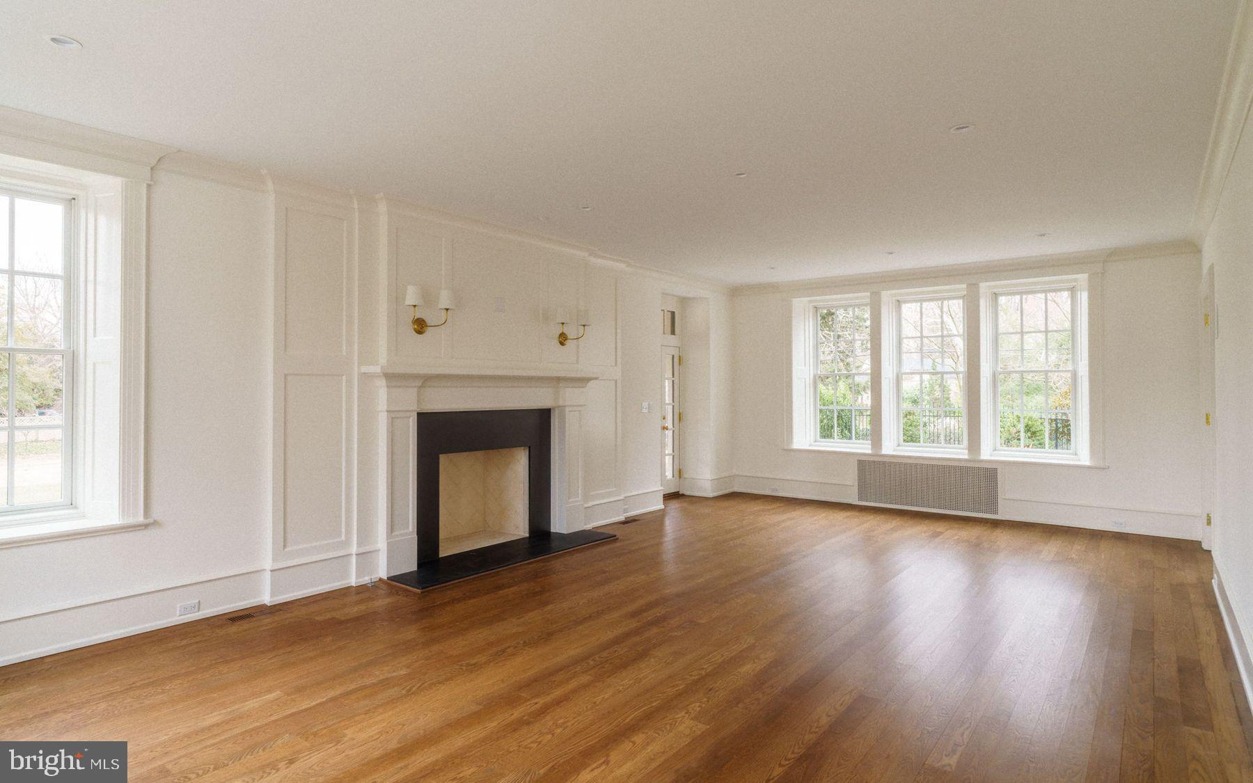 422 W CHESTNUT HILL AVENUE