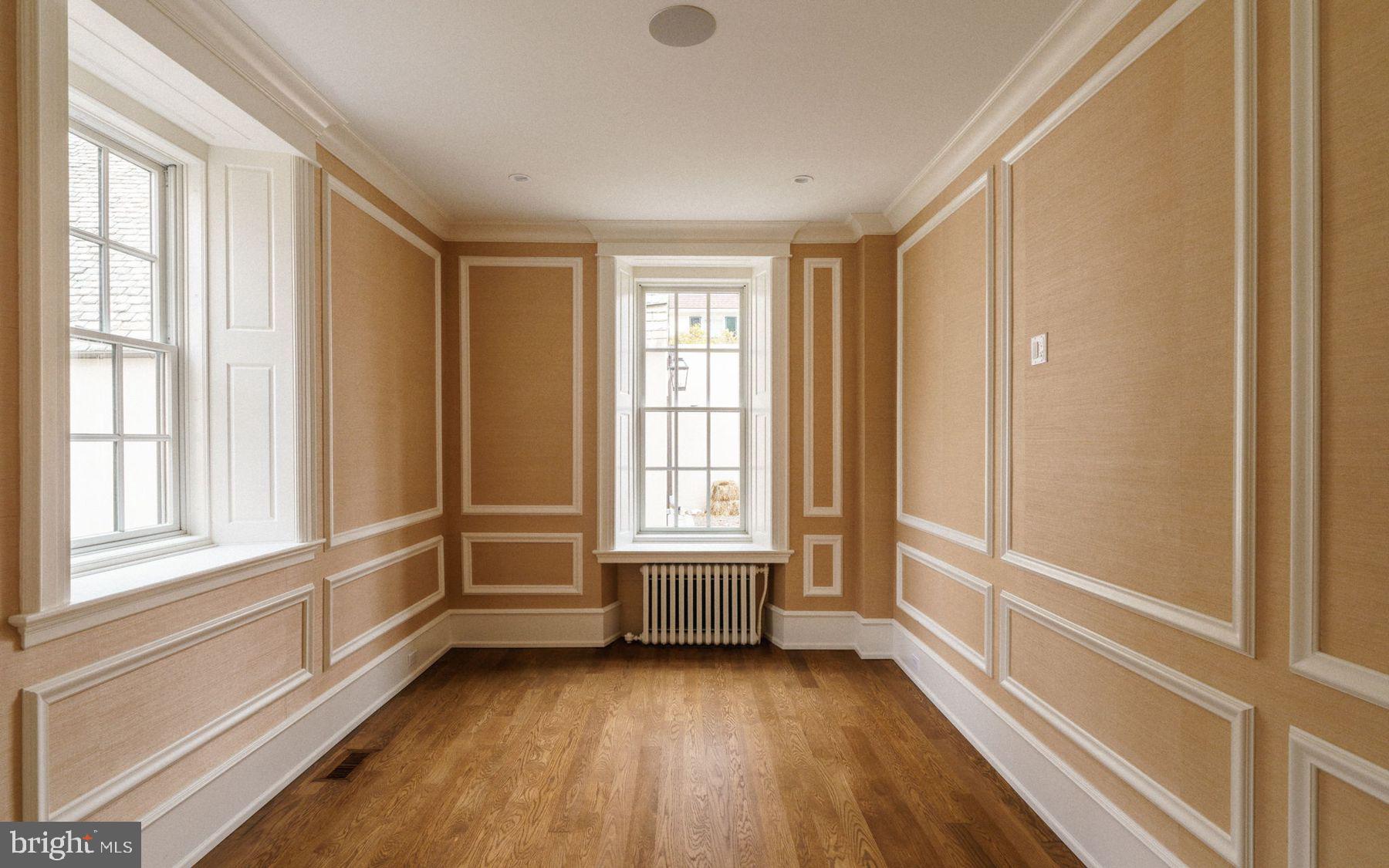 422 W CHESTNUT HILL AVENUE