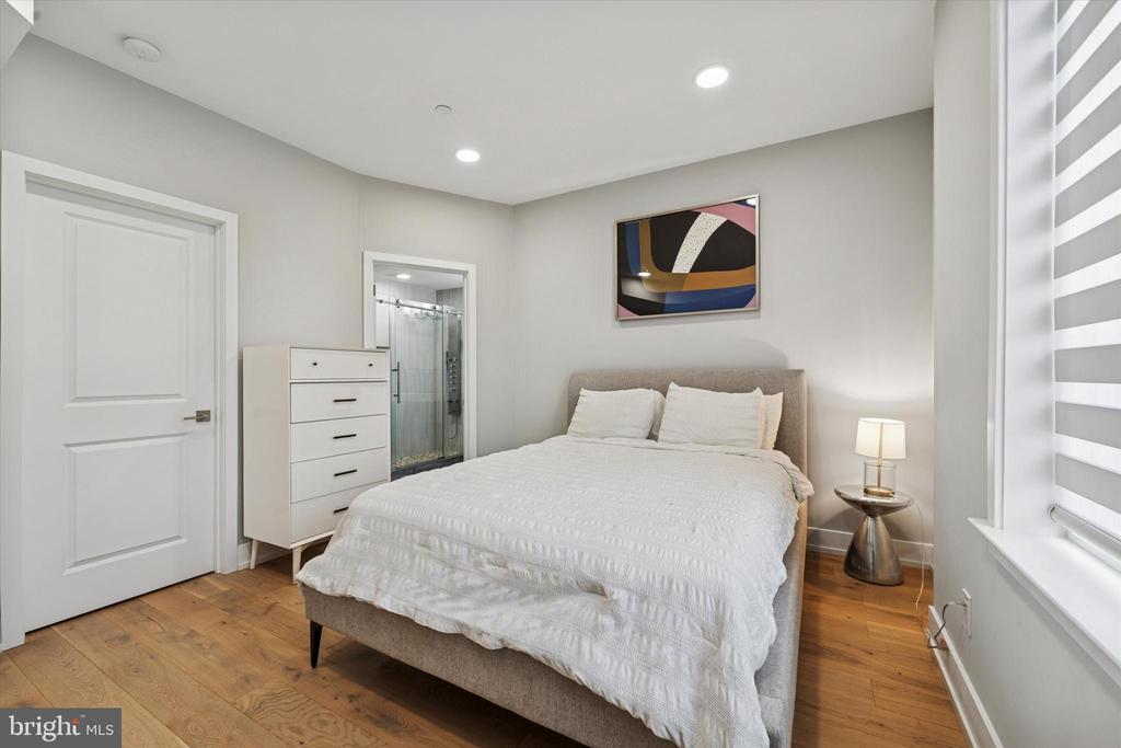 700 MOYER STREET 00 210