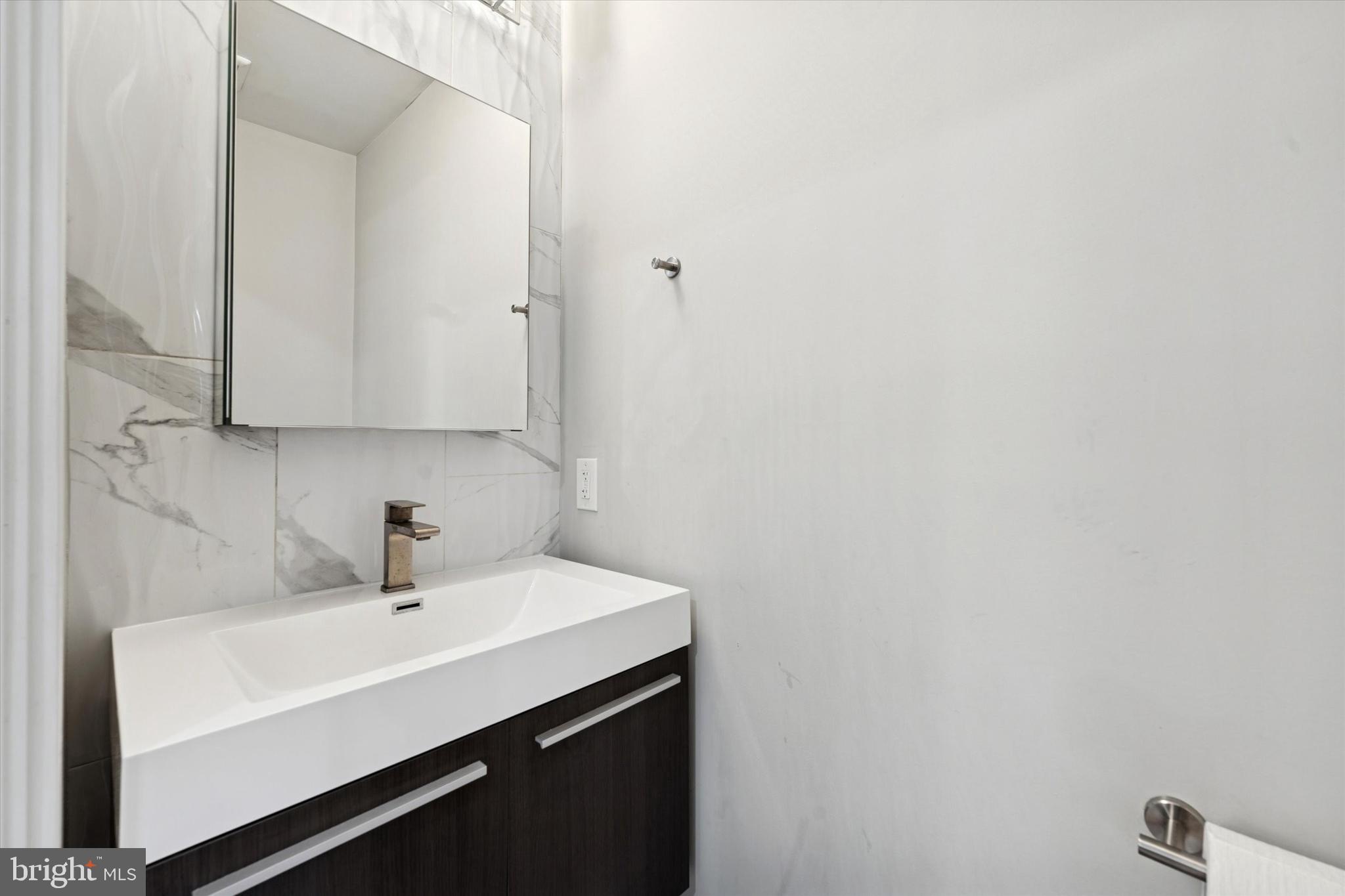 700 MOYER STREET 00 210