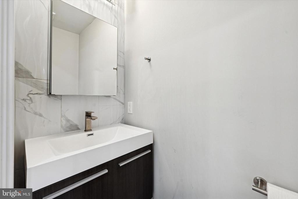 700 MOYER STREET 00 210