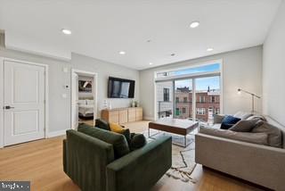 700 MOYER STREET 00 210
