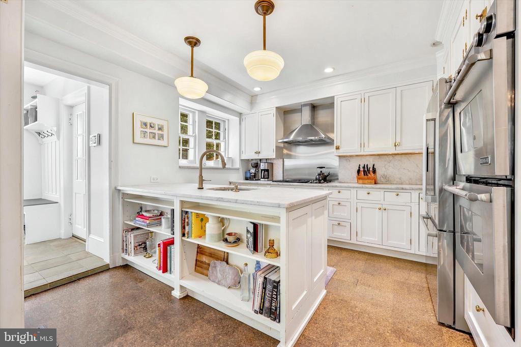 112 W SPRINGFIELD AVENUE