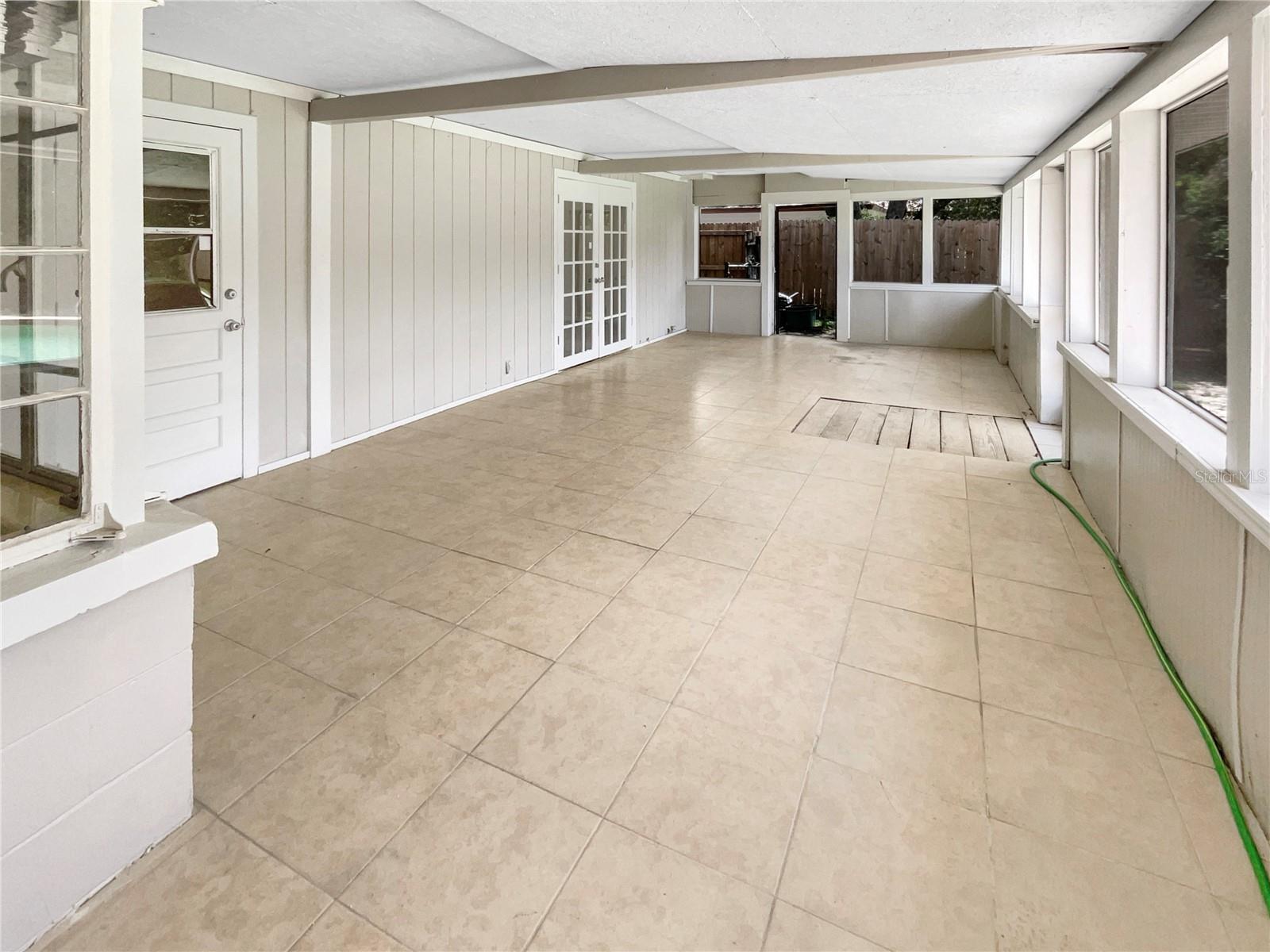 326 BANYAN DR