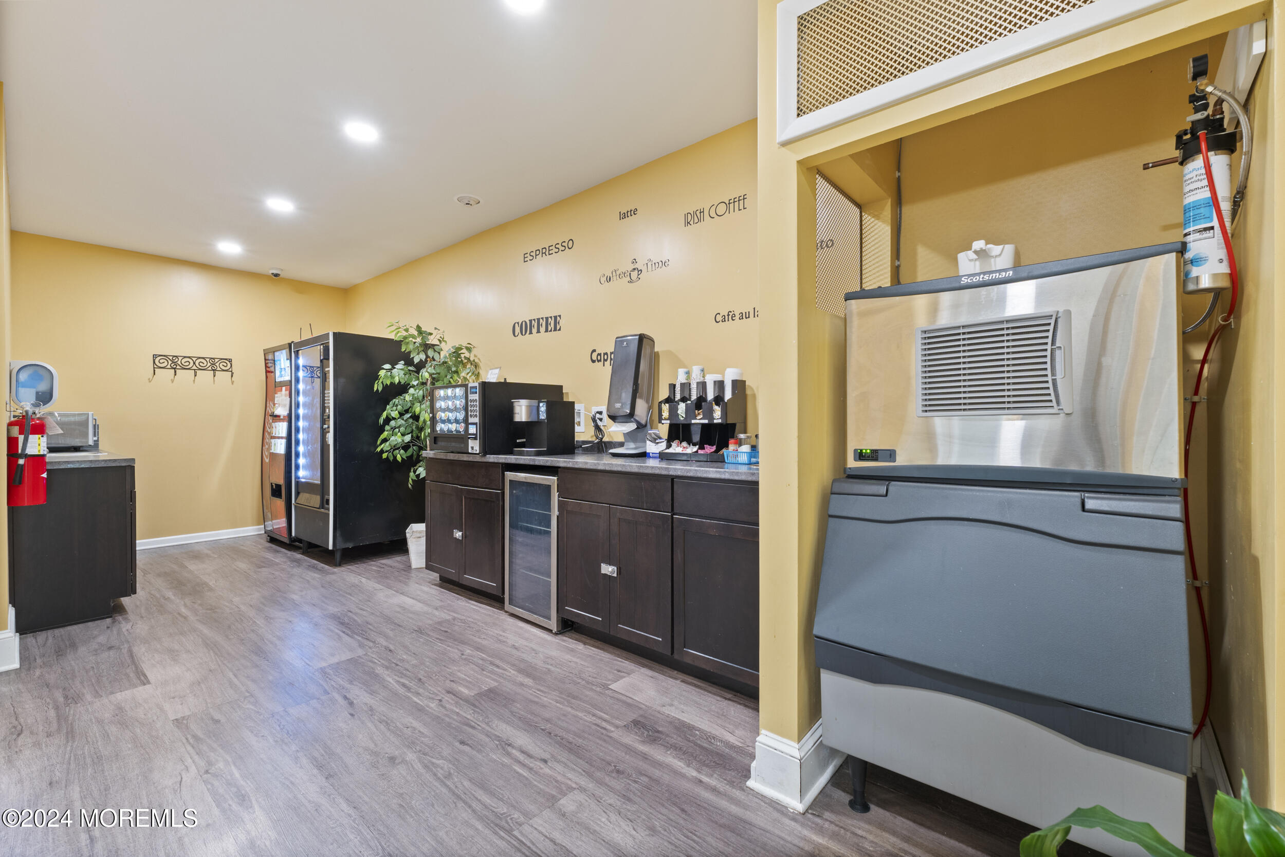 535 Warwick Court, B