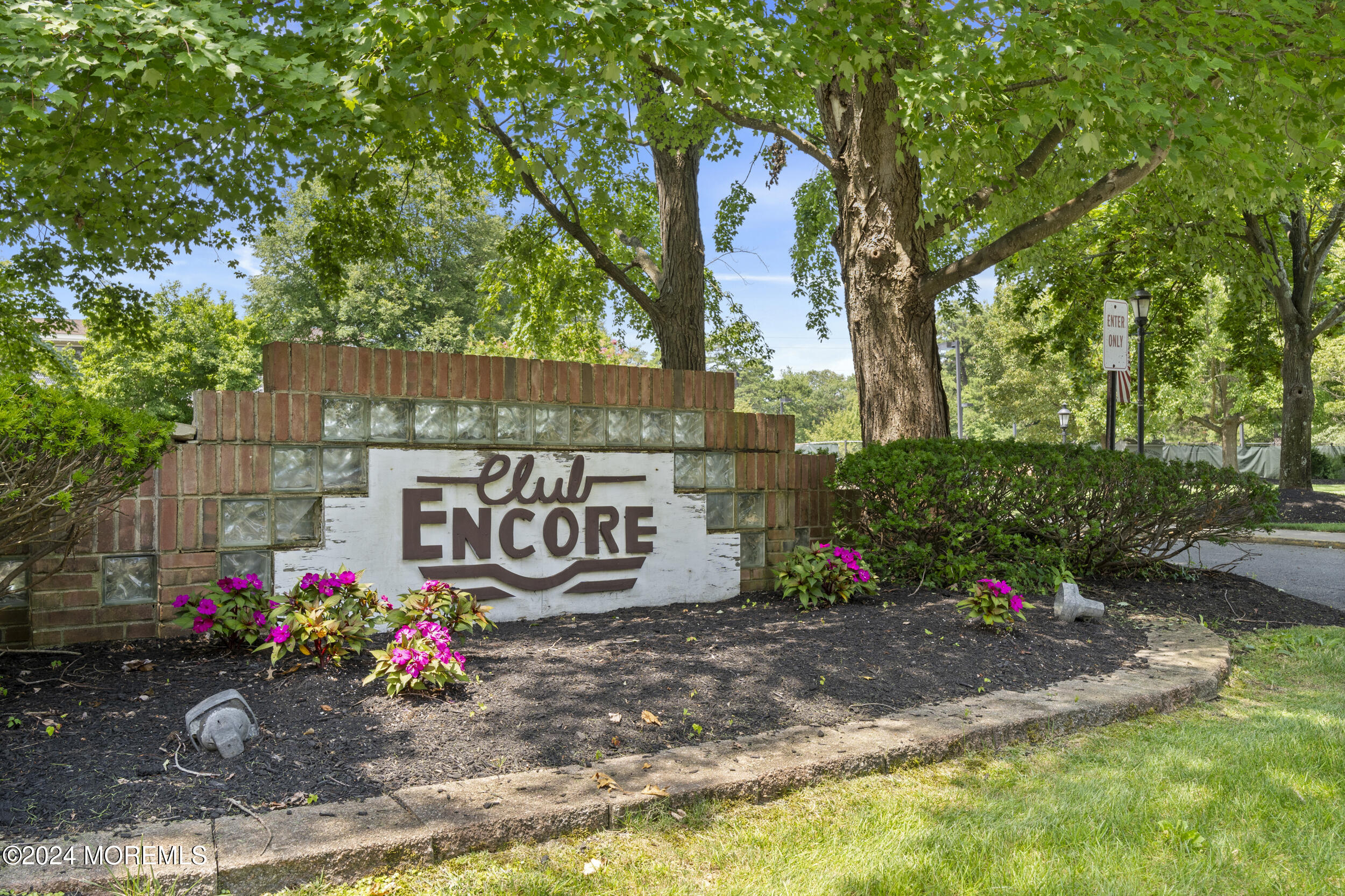 535 Warwick Court, B