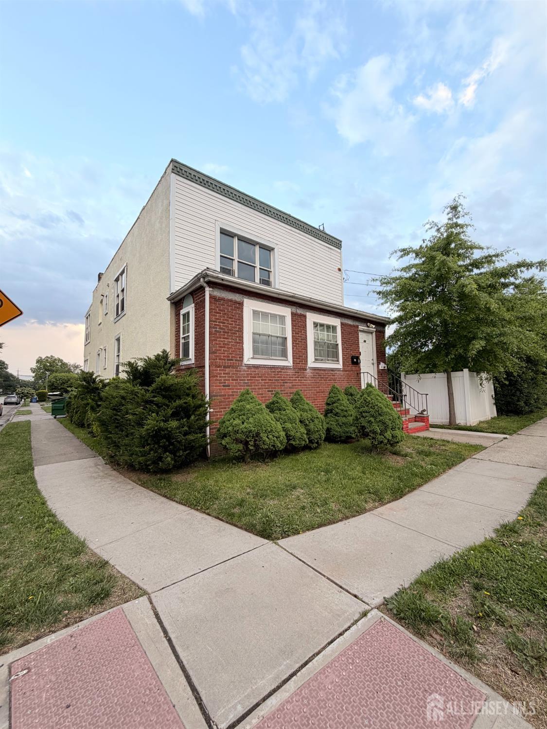 44 East Tappen Street