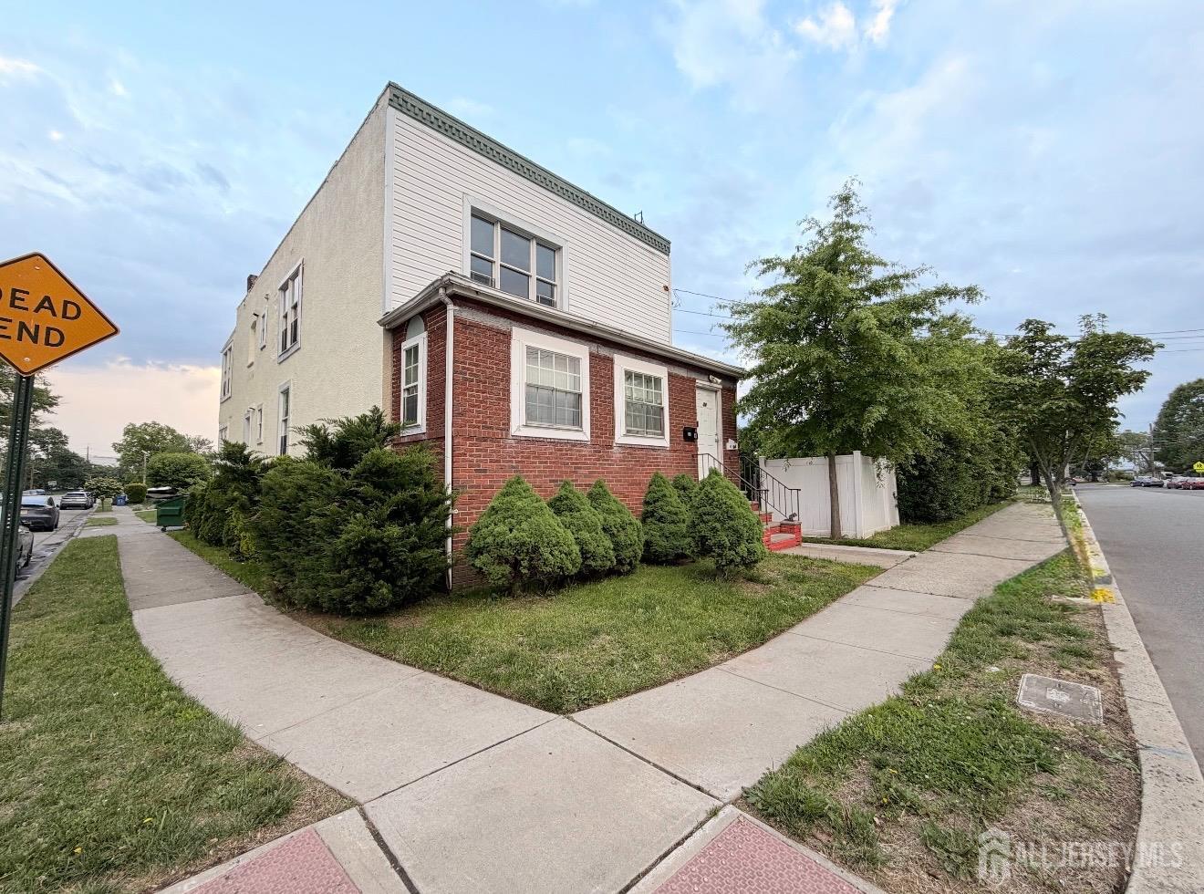 44 East Tappen Street