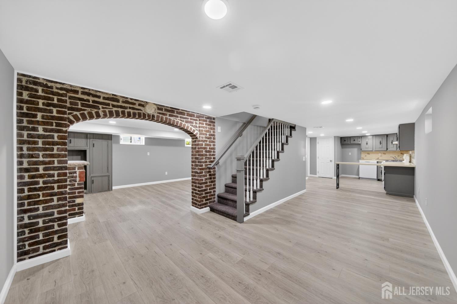 103 Minna Avenue