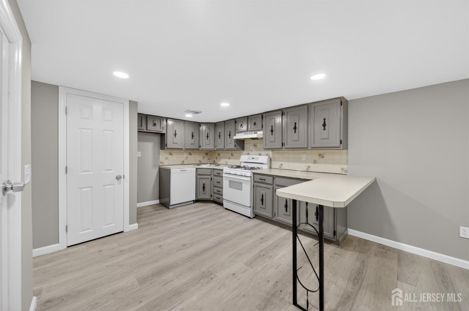 103 Minna Avenue