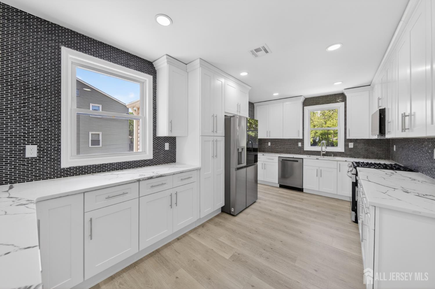 103 Minna Avenue