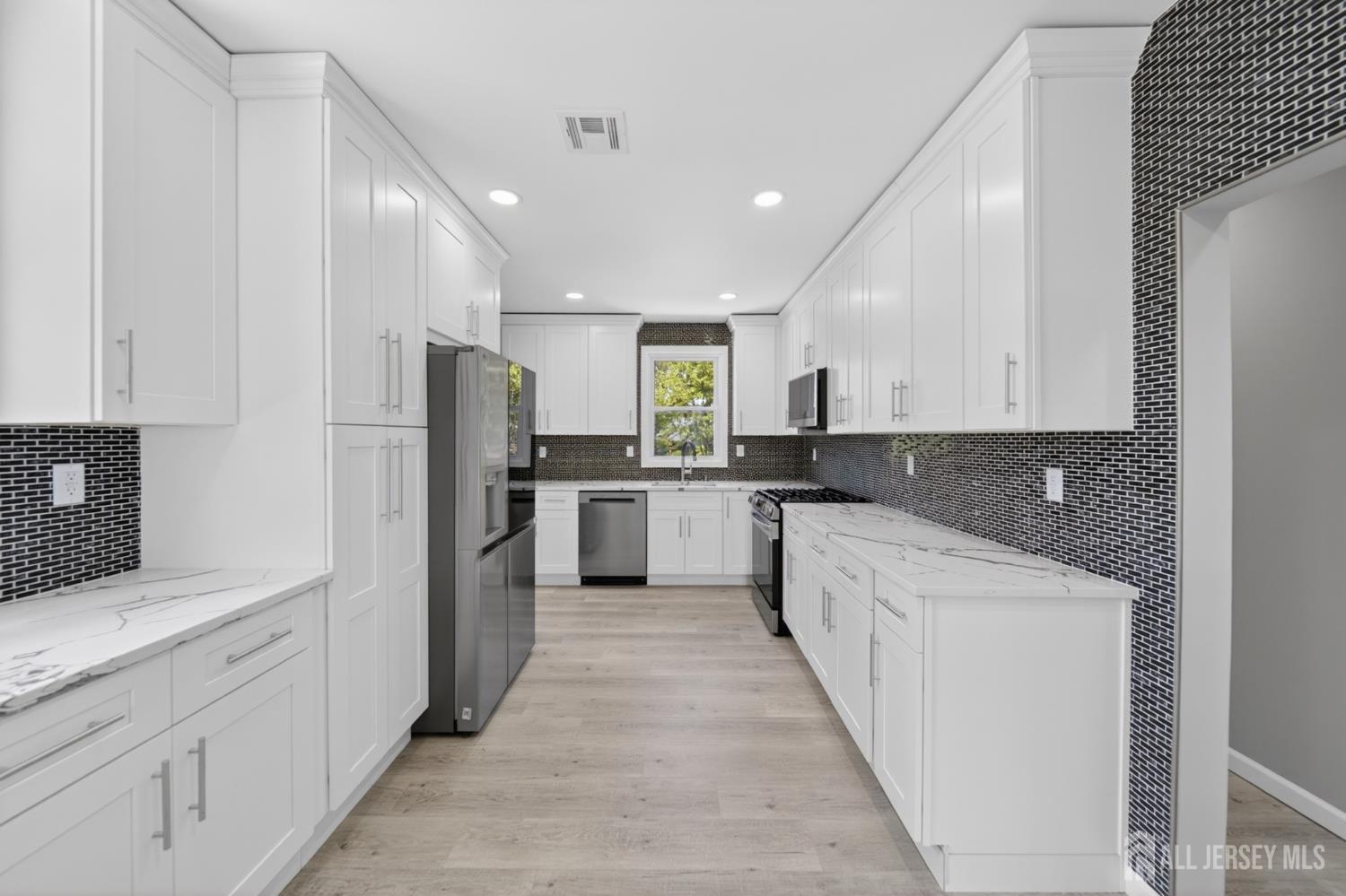 103 Minna Avenue