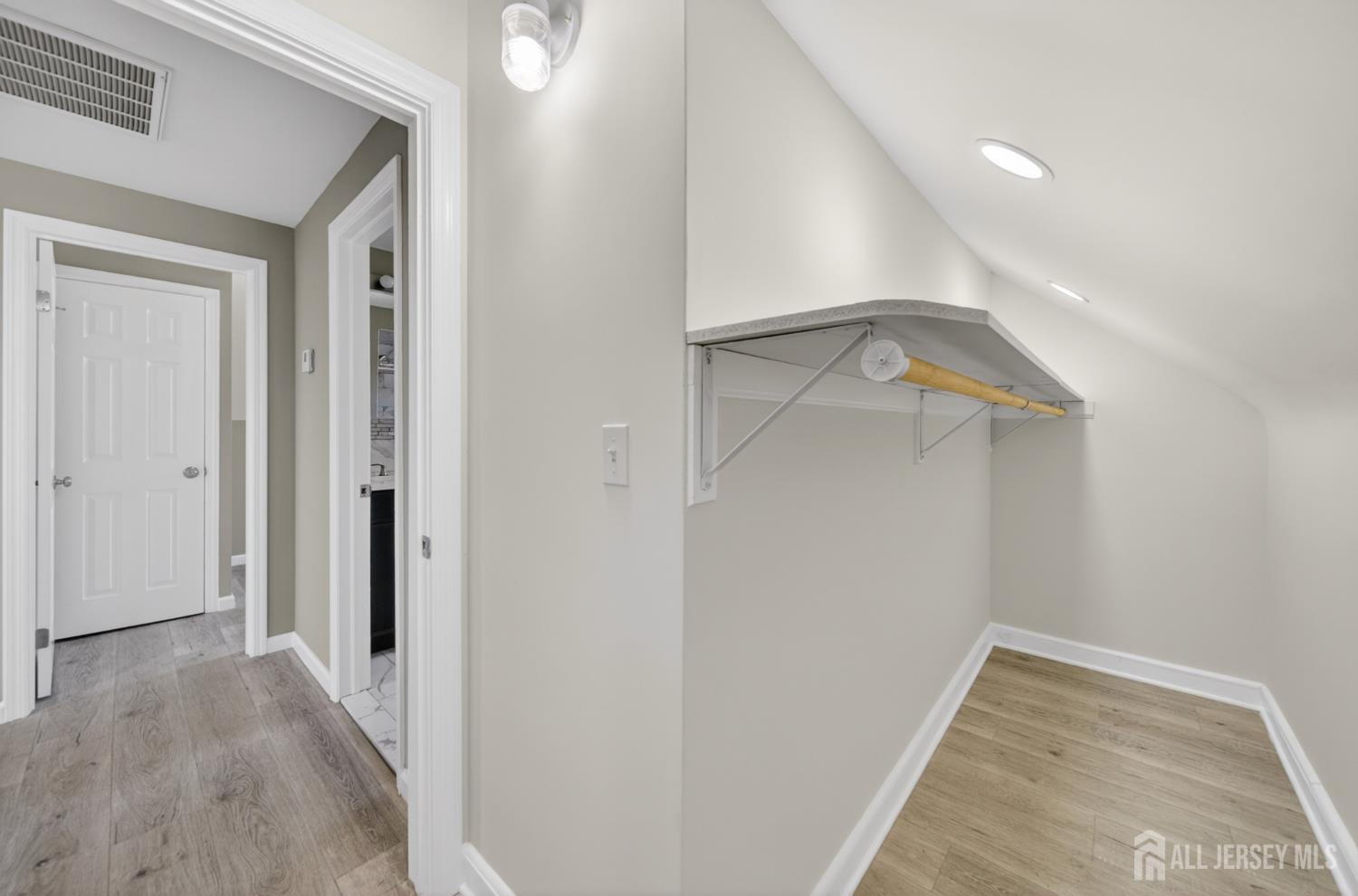 103 Minna Avenue