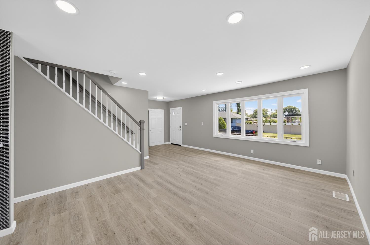 103 Minna Avenue