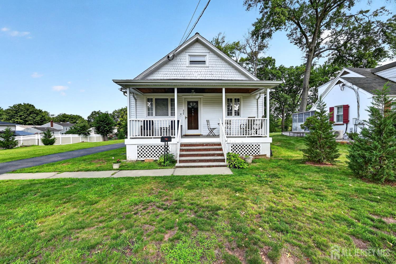 886 Main Street