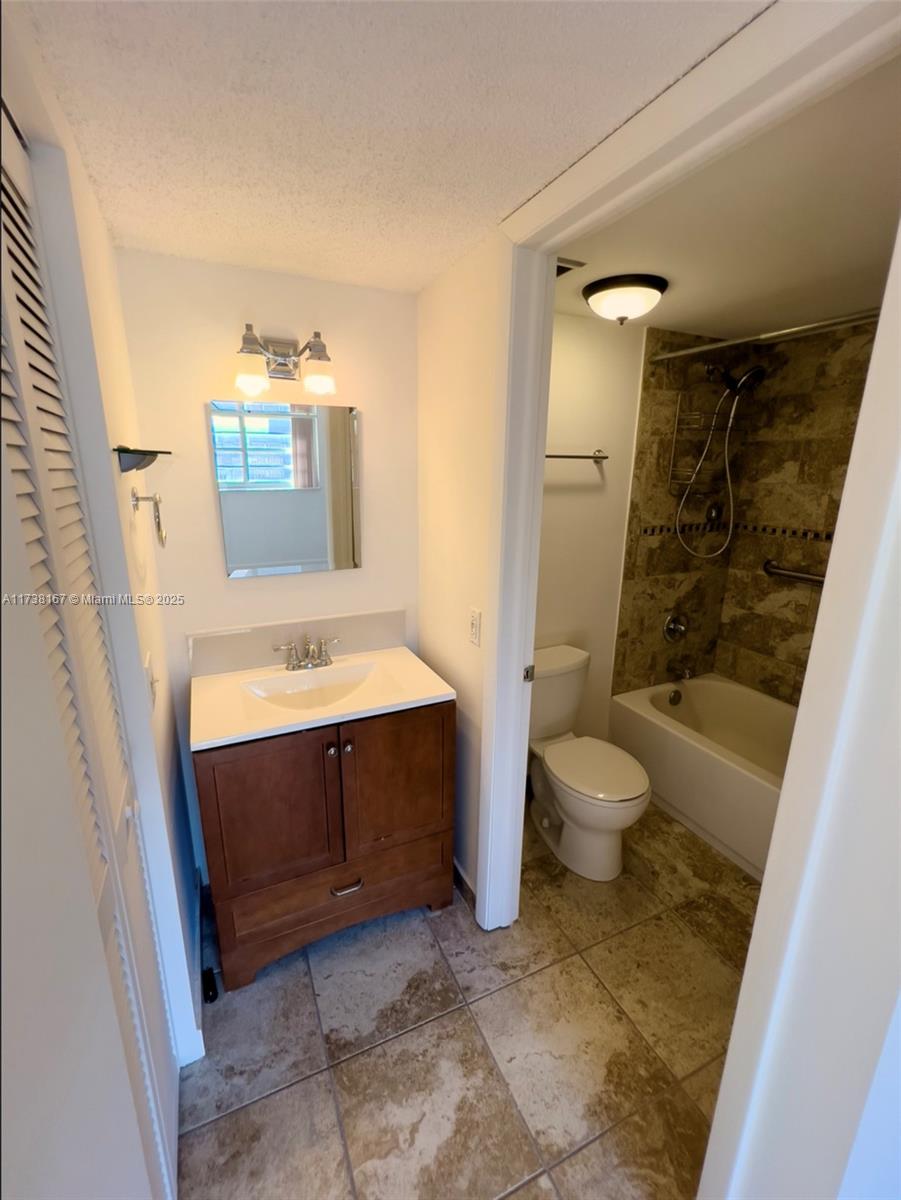 1150 Collins Ave # 405