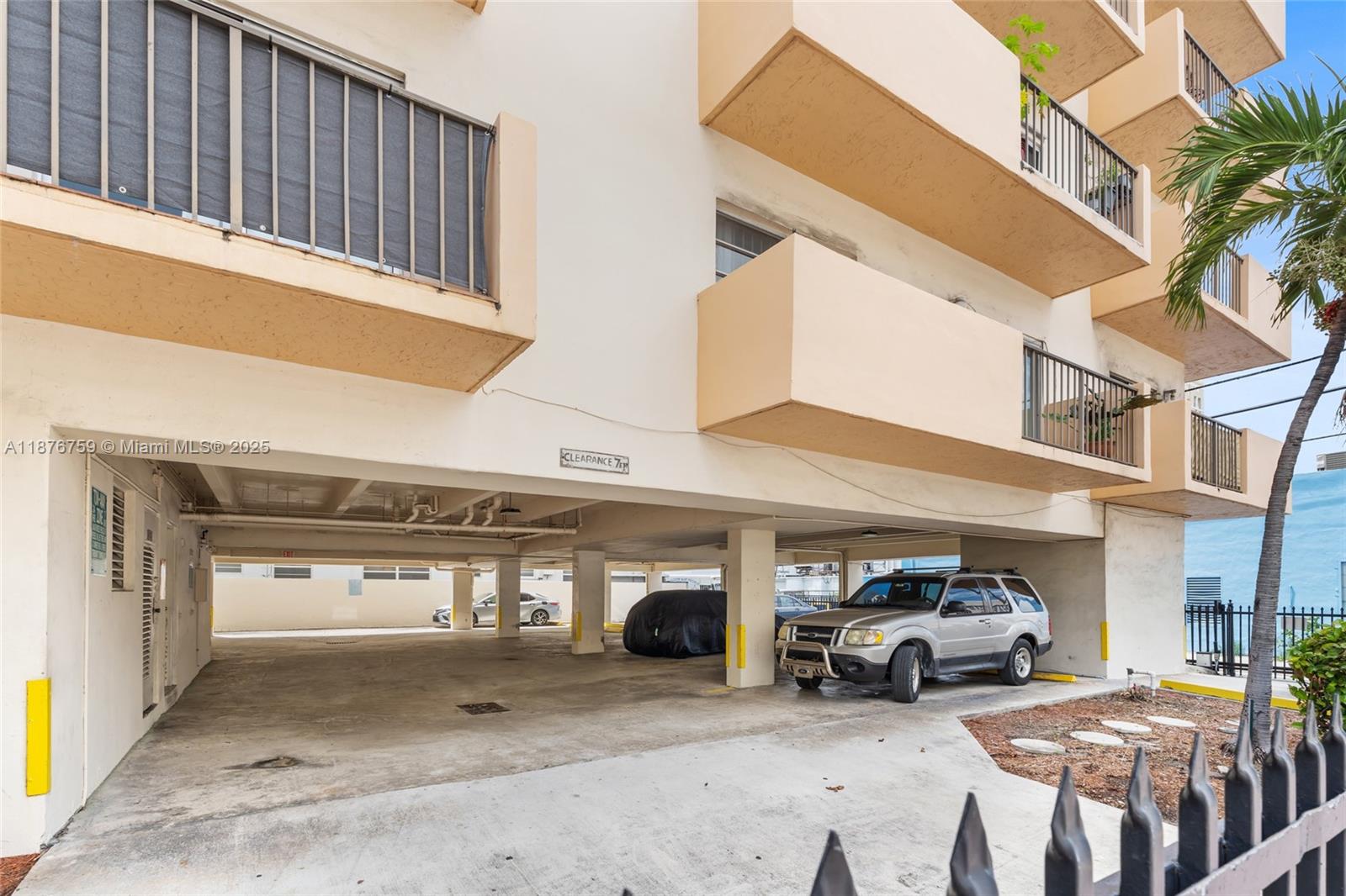 1150 Collins Ave # 303