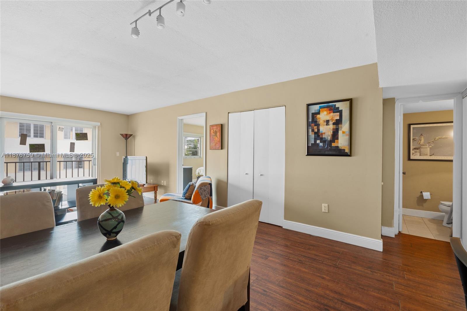 1150 Collins Ave # 303