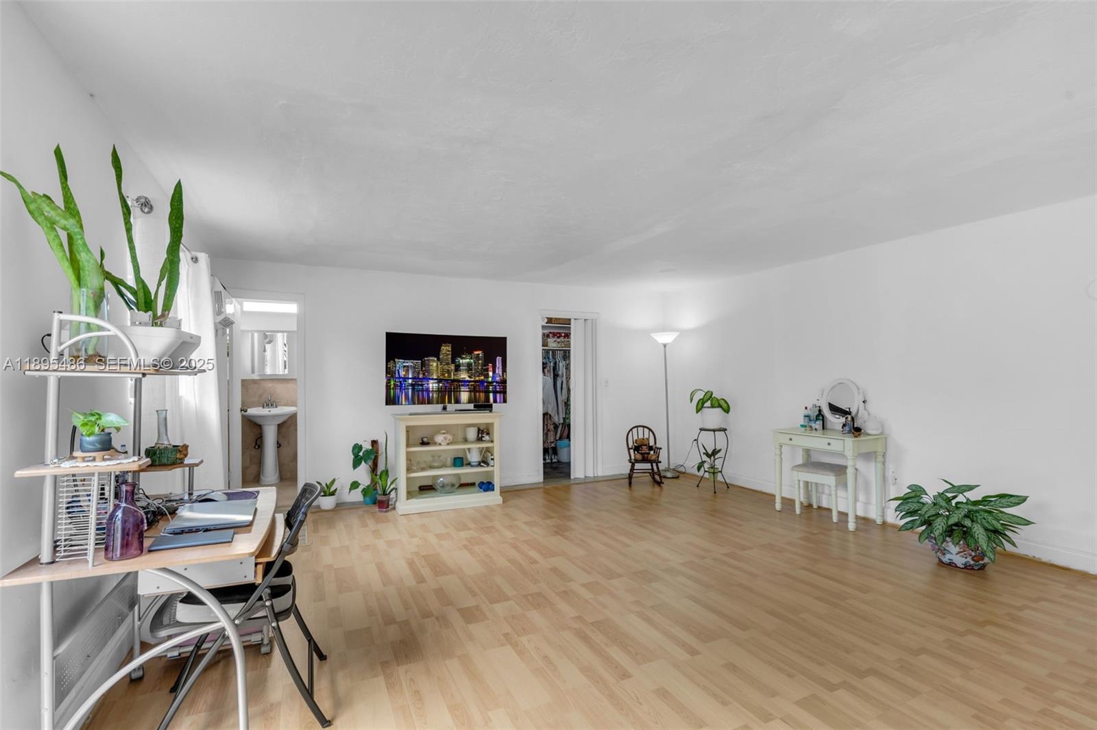 1585 NE 139th St