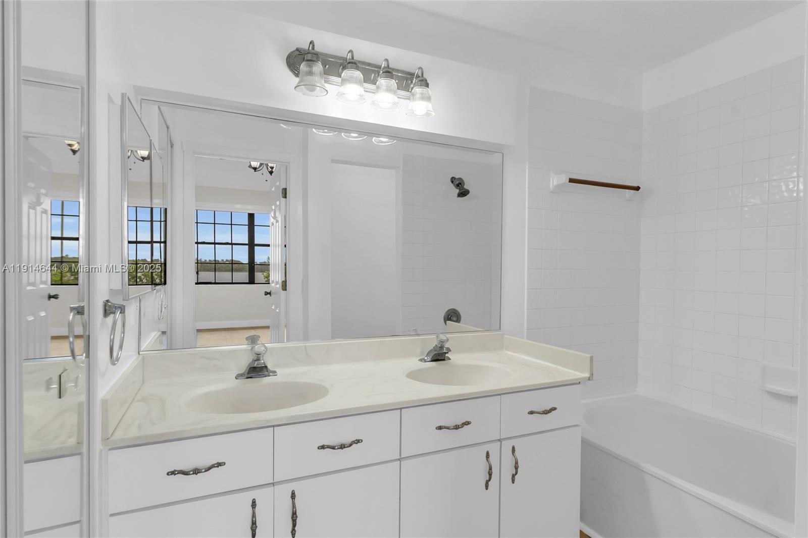 15563 N Miami Lakeway N