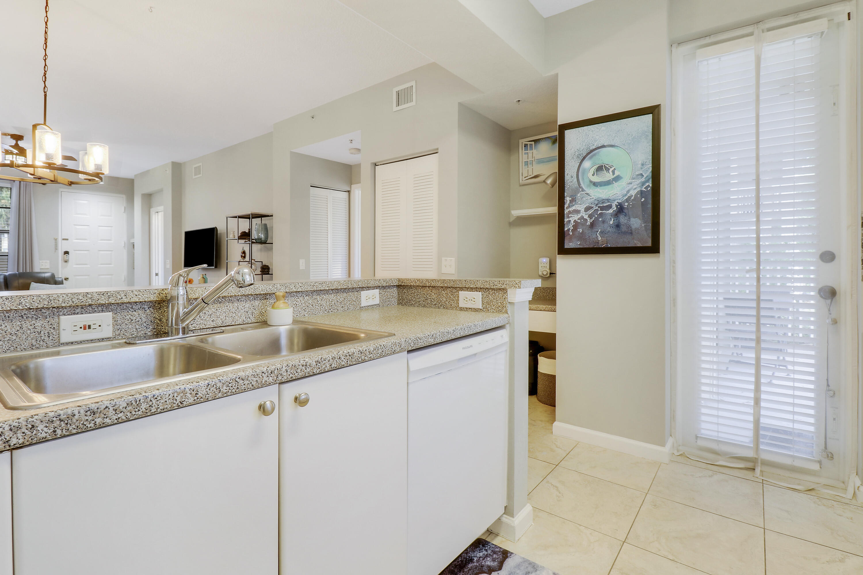 1116 University Boulevard 14
