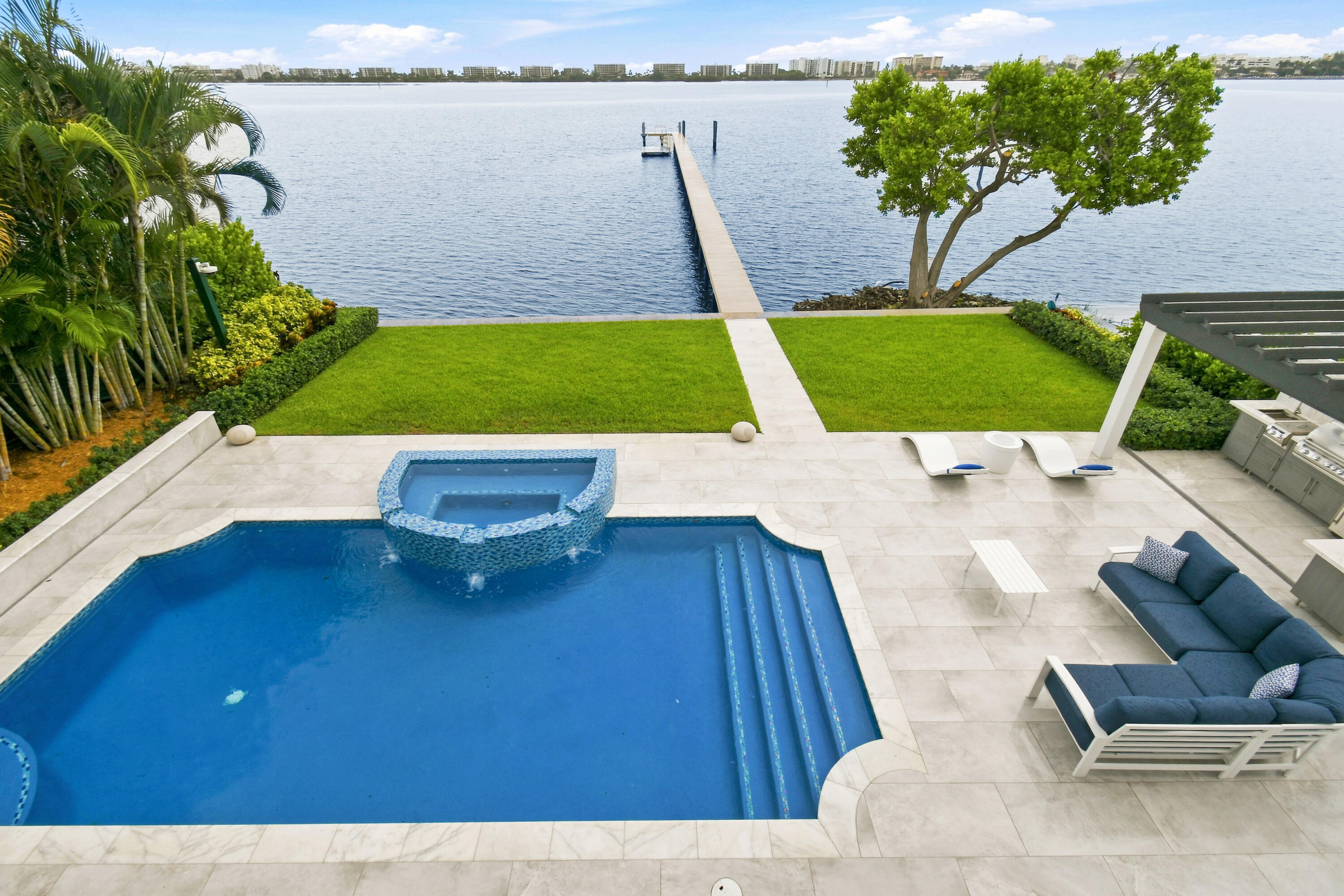 3 Lakeside Palms Court