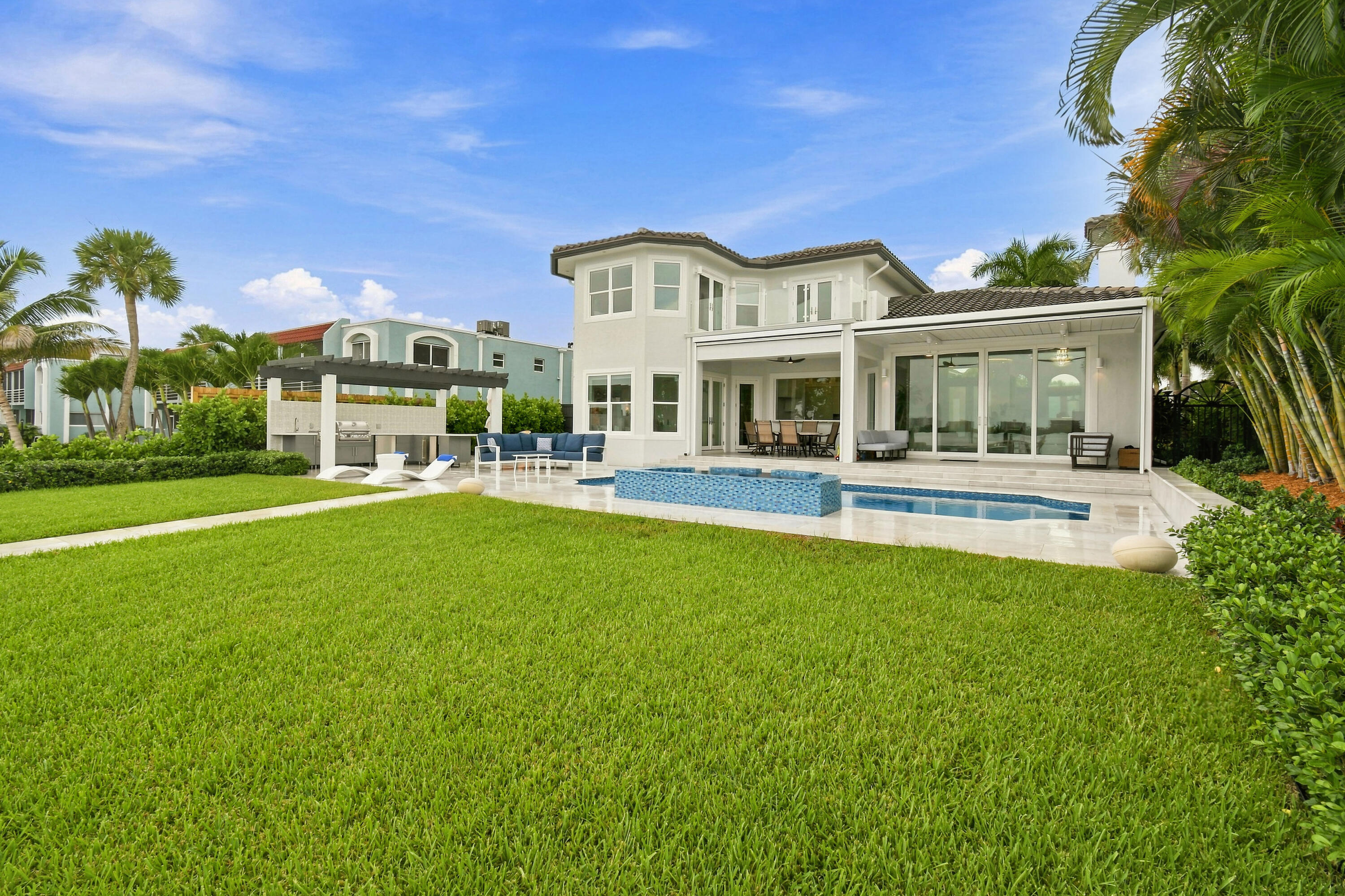 3 Lakeside Palms Court