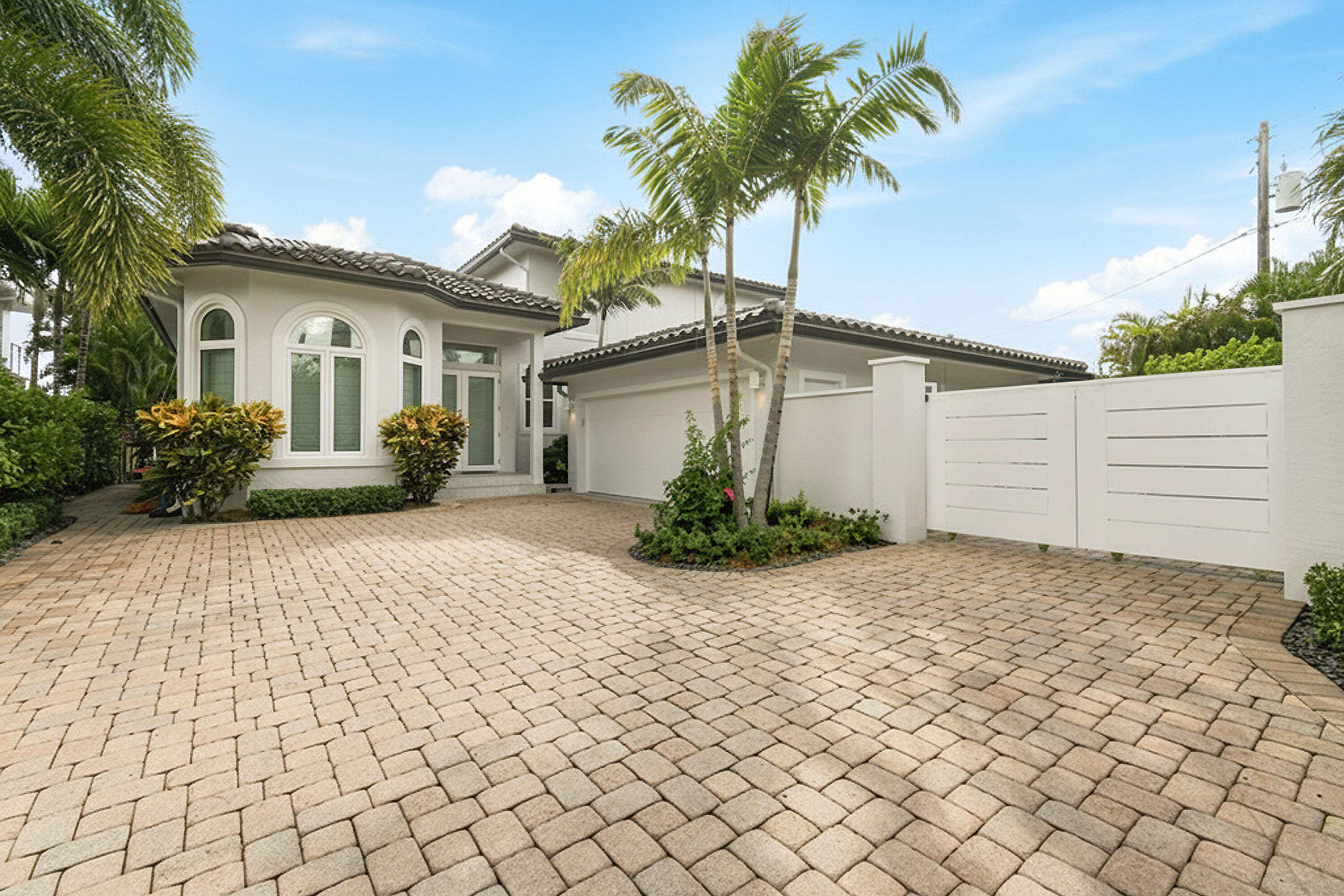 3 Lakeside Palms Court