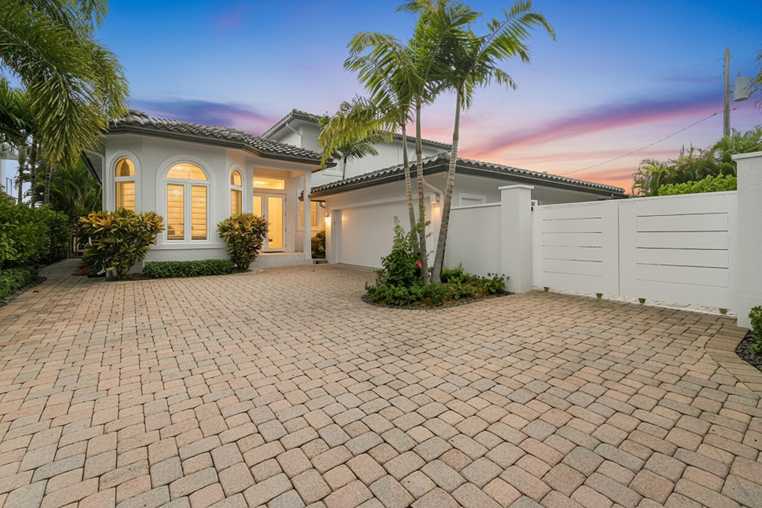 3 Lakeside Palms Court