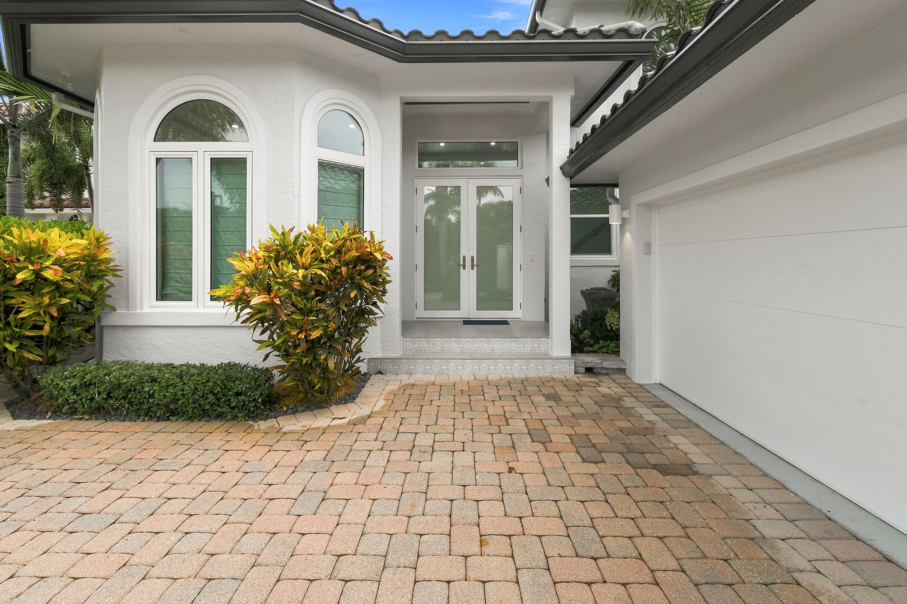 3 Lakeside Palms Court