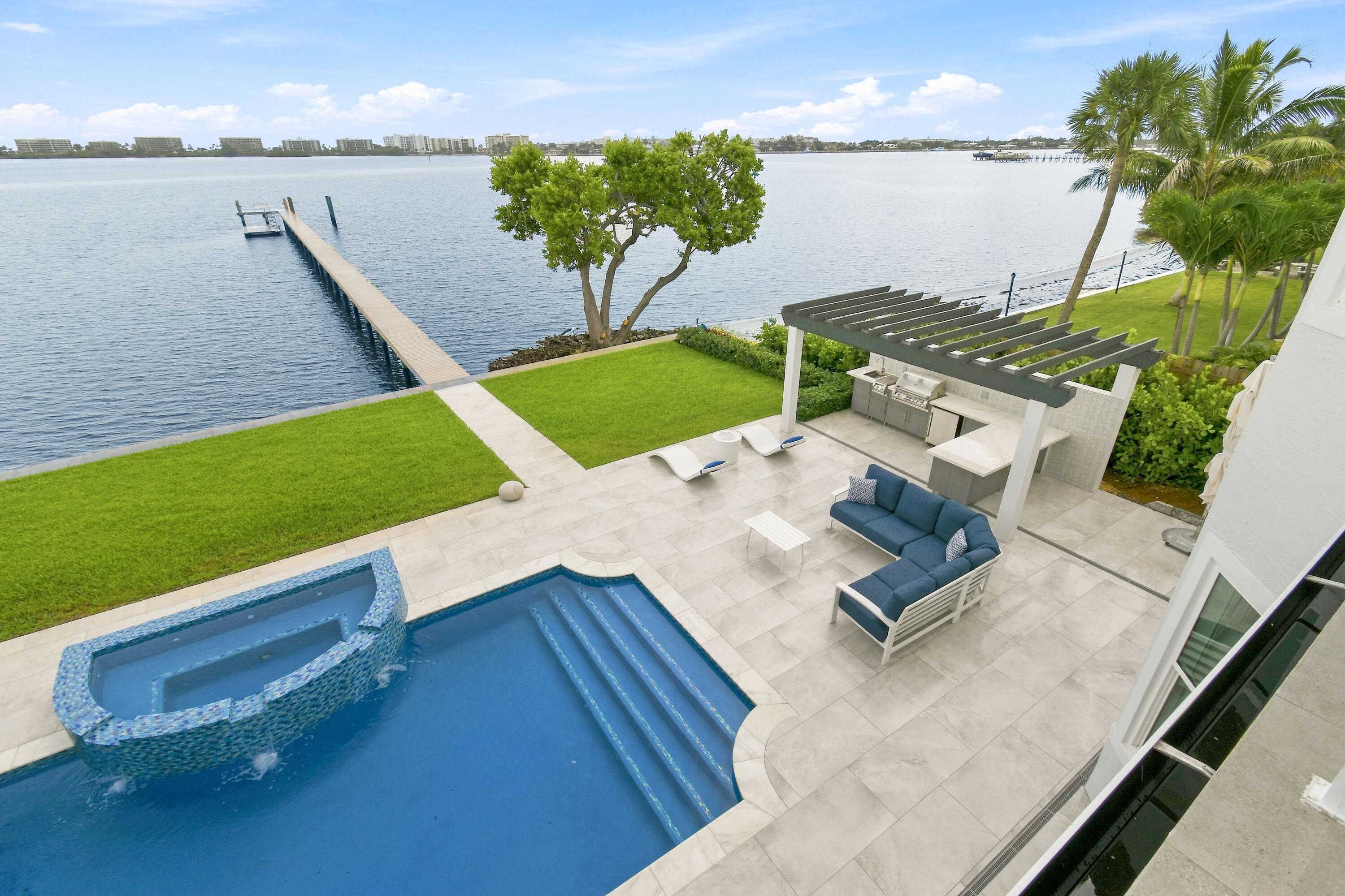 3 Lakeside Palms Court